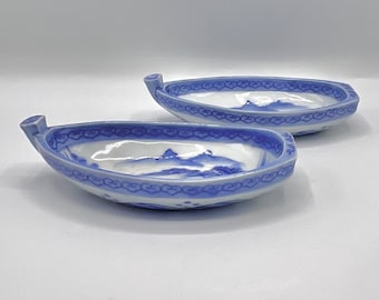Paar antike japanische Meiji-Takarabune-Schalen aus blau-weißem Porzellan, 19. Jahrhundert