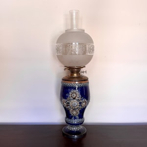 Lámpara de aceite antigua victoriana de gres Doulton Lambeth, c. 1880 – Azul cobalto – Dos pantallas – 64 cm