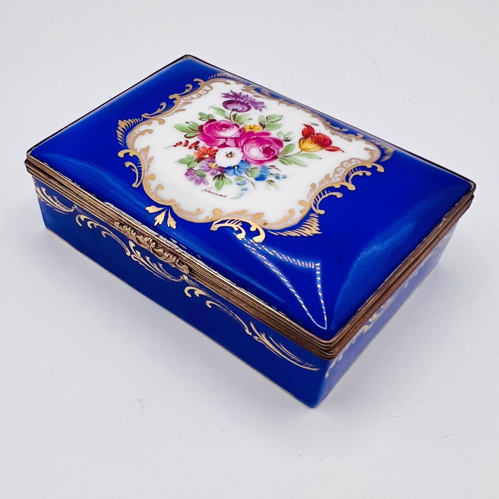 18世紀フランス青色のレース装飾楕円形ボックス Large Porcelain Jewellery Box: Handpainted Floral Cobalt Blue