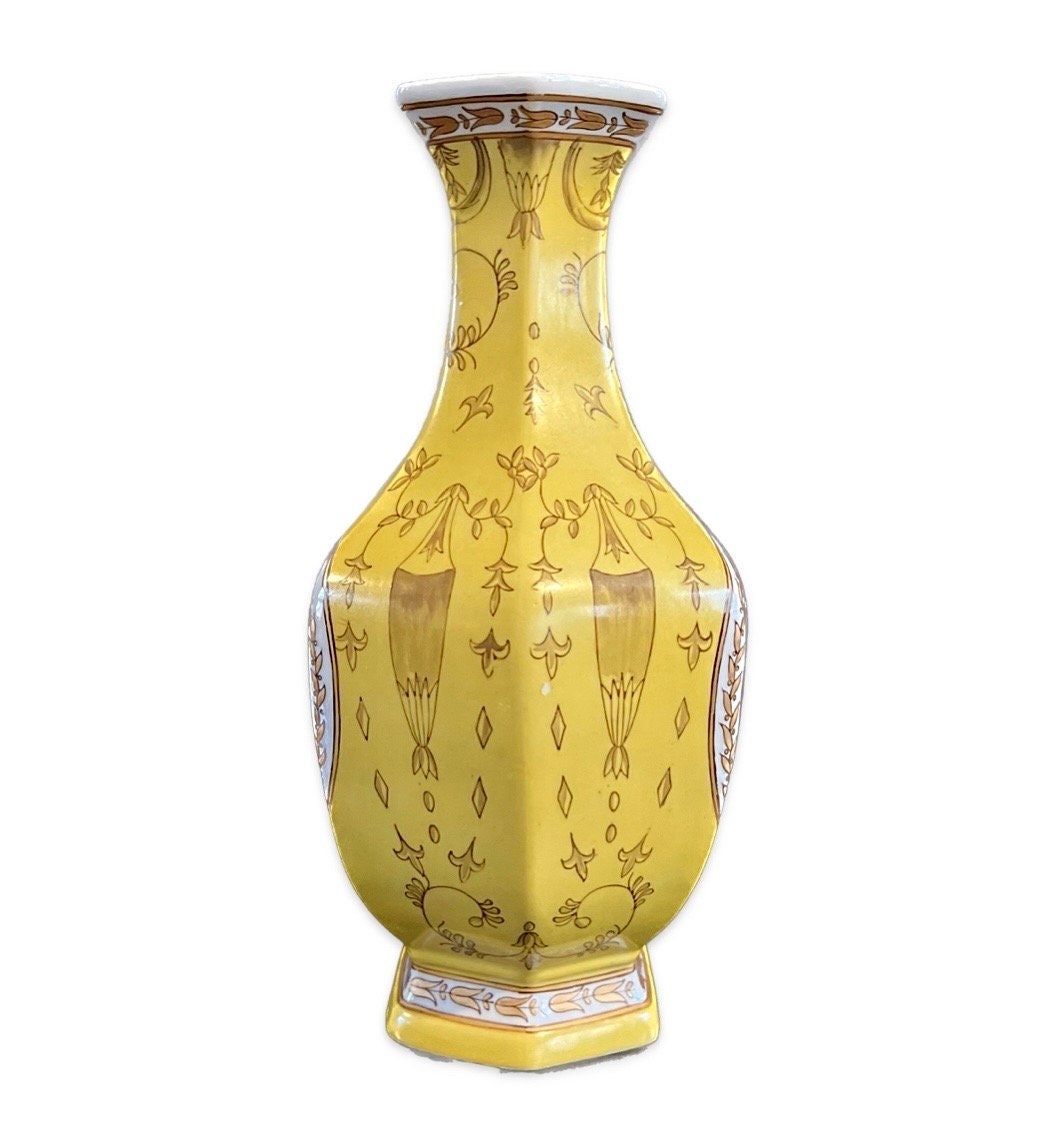 Vintage Yellow Chinese Porcelain Vase: You Xian Ju Zhi Mark - 20th