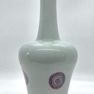 RARE CELADON KANGXI Vase – Chinese Porcelain with Floral Medallions, Six-Character Reign Mark, Jingdezhen Kiln, Attributed Qing Dynasty Era