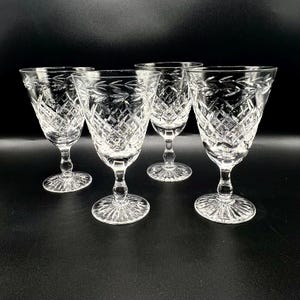 Zabytkowe, ręcznie szlifowane kryształowe kieliszki do sherry: eleganckie naczynia z połowy XX wieku