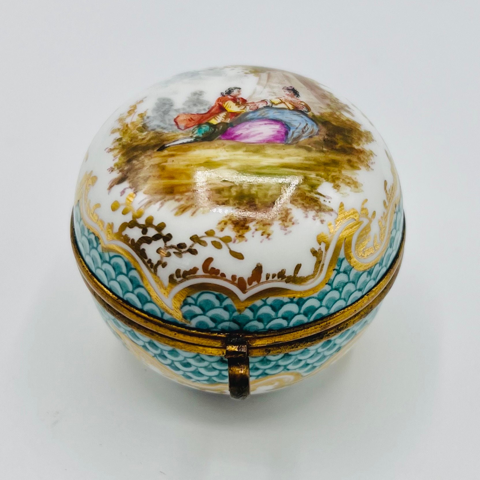 アンティーク マイセン磁器の小物ボックス: 手描きのワトーの