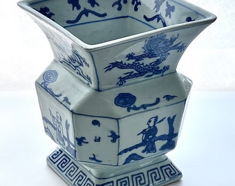 Seltene Vase aus der Ming-Dynastie: Handbemaltes blau-weißes Porzellan, ca. 1522-1567
