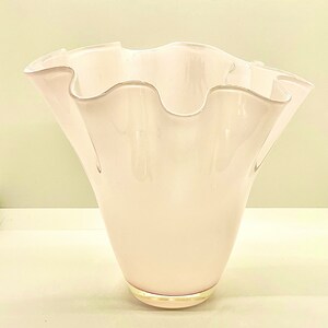 VINTAGE roze GLAZEN VAAS, glazen vaas uit het midden van de eeuw | Handgeblazen vaas tulp met gegolfde rand, bloemstuk, 20 cm hoog Gepersonaliseerd decor