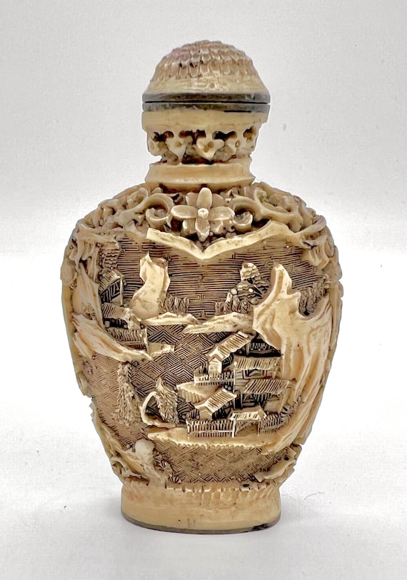 ANTIQUE CHINESE SNIFF Bottle, handcarved Resin Ma… - image 1