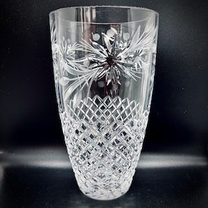 Könnte beinhalten: Eine klare Glasvase mit einem Diamantenmuster und einem geätzten Blumendesign.