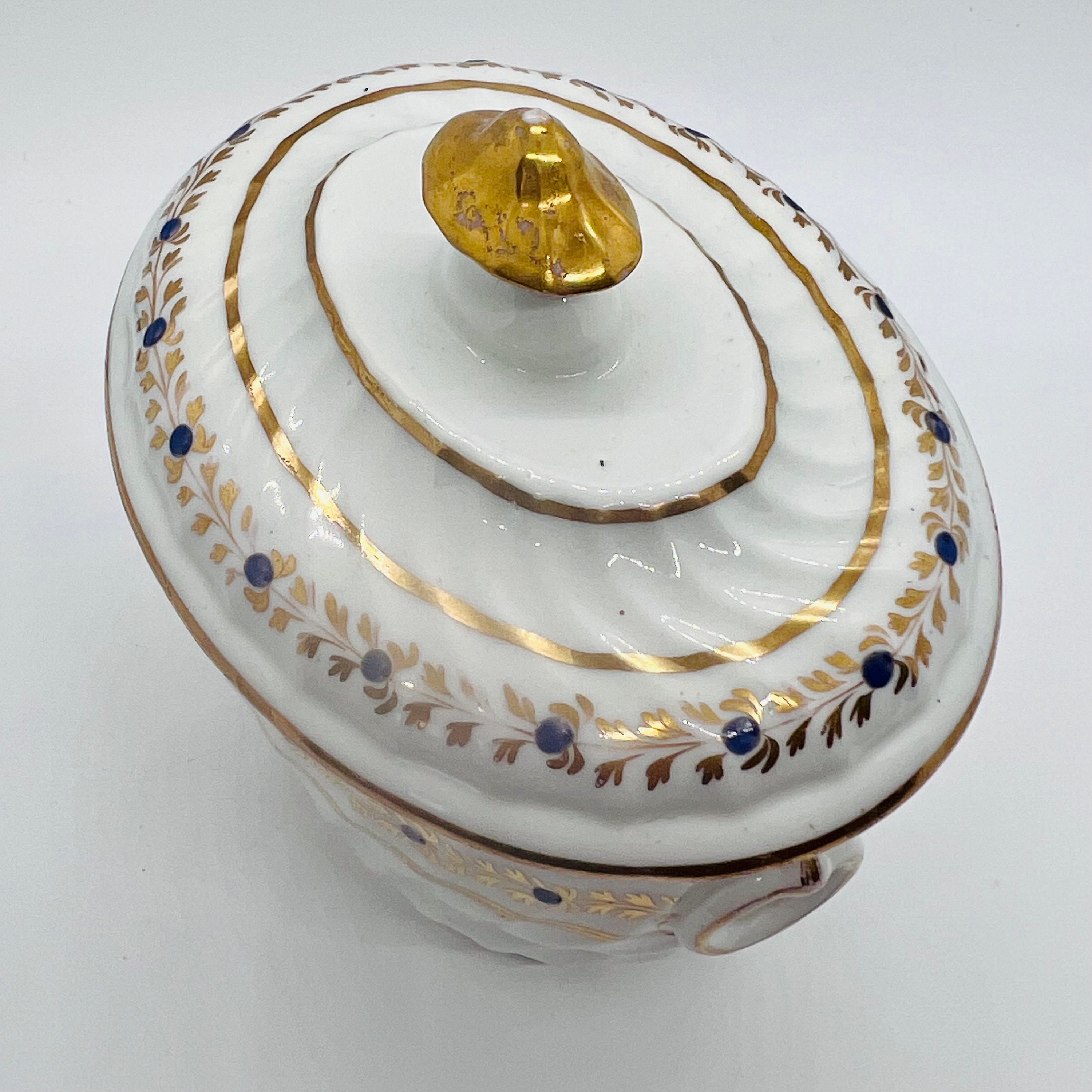 アンティーク英国製磁器の蓋付きボウル：金色の花柄、1793年頃～1880