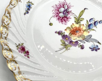 アンティークドレスデン磁器プレート：手描きの花柄コレクタープレート