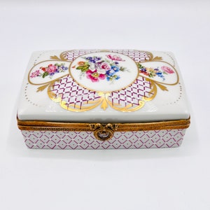 Caixa de joias de porcelana Limoges vintage, grande bugiganga dourada pintada à mão, caixa de cartão ou joias, flores e caixa retangular ornolu