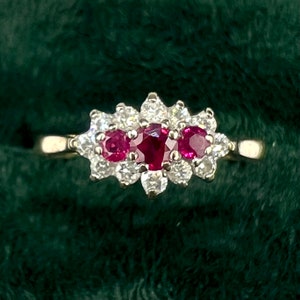 Anillo de compromiso vintage de oro de 18 quilates con diamantes y rubí