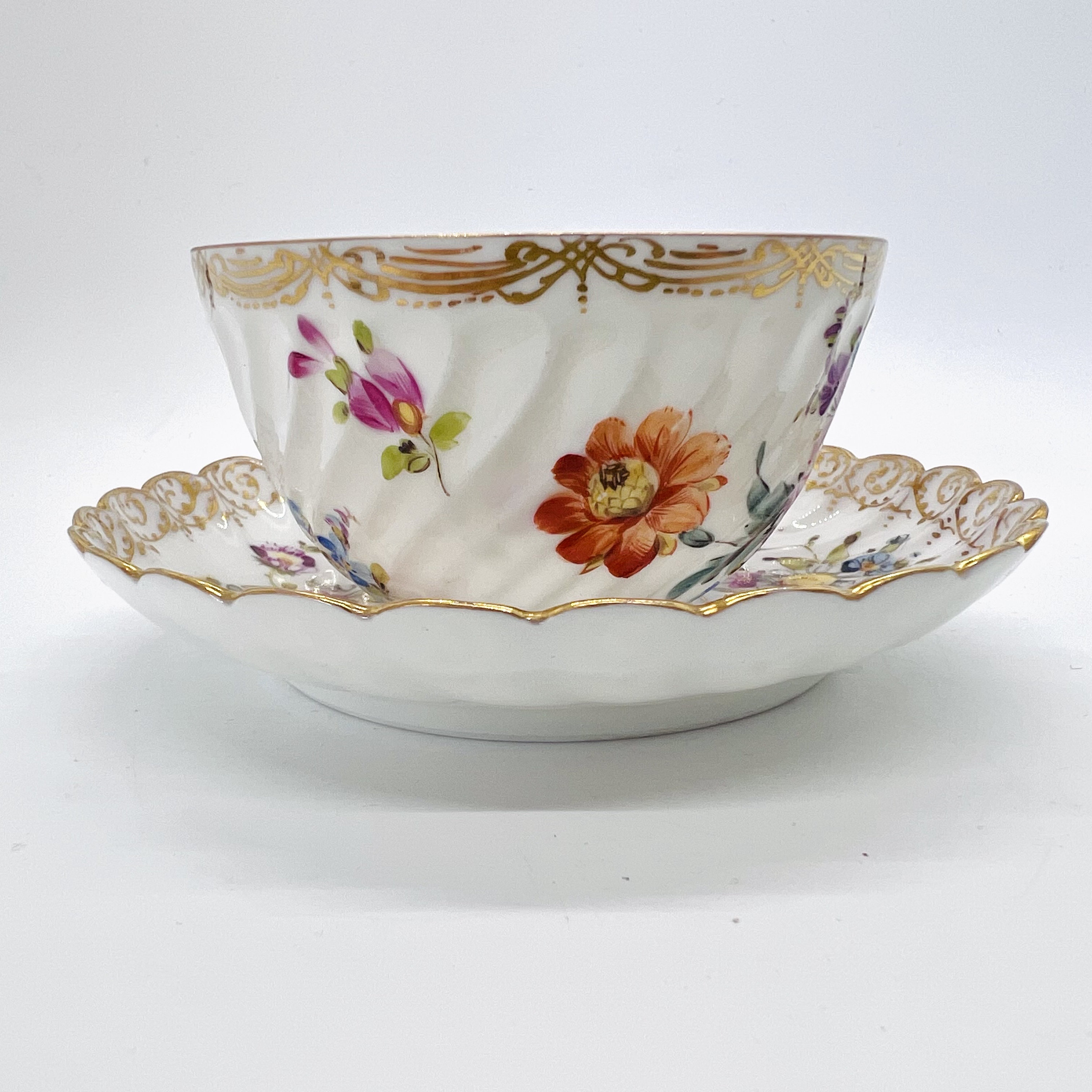 アンティークのドレスデン磁器カップ＆ソーサー：手描きの花柄ティー