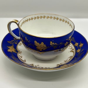 Antike Englische Teetasse mit Untertasse: Handbemaltes Goldenes Florales Porzellan