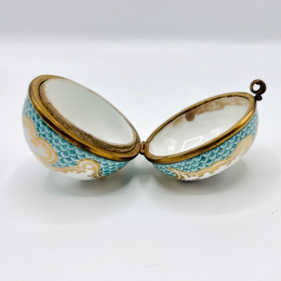 Antique Meissen Porcelain Trinket Box: Handpainted Watteau