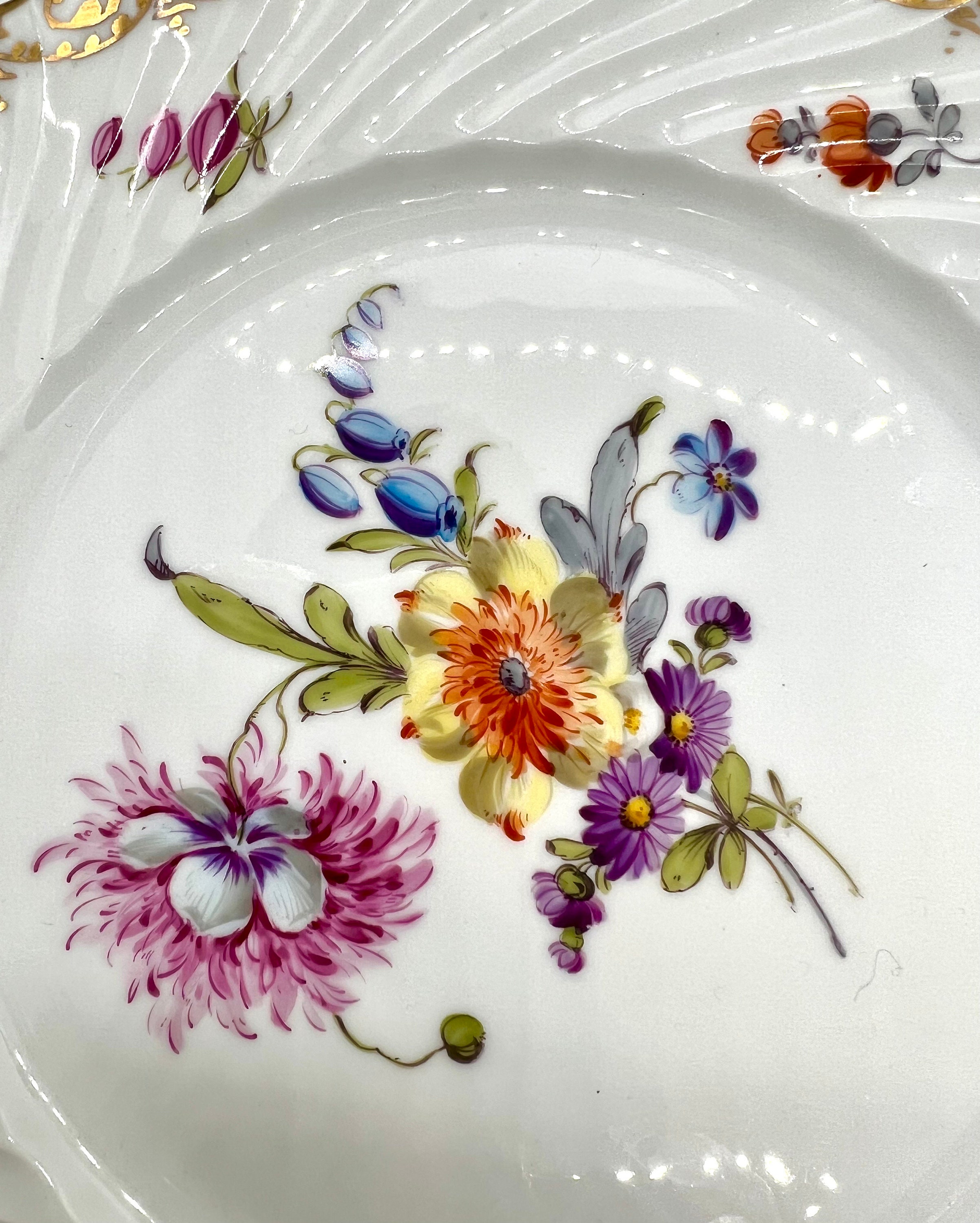 アンティークドレスデン磁器プレート：手描きの花柄コレクタープレート