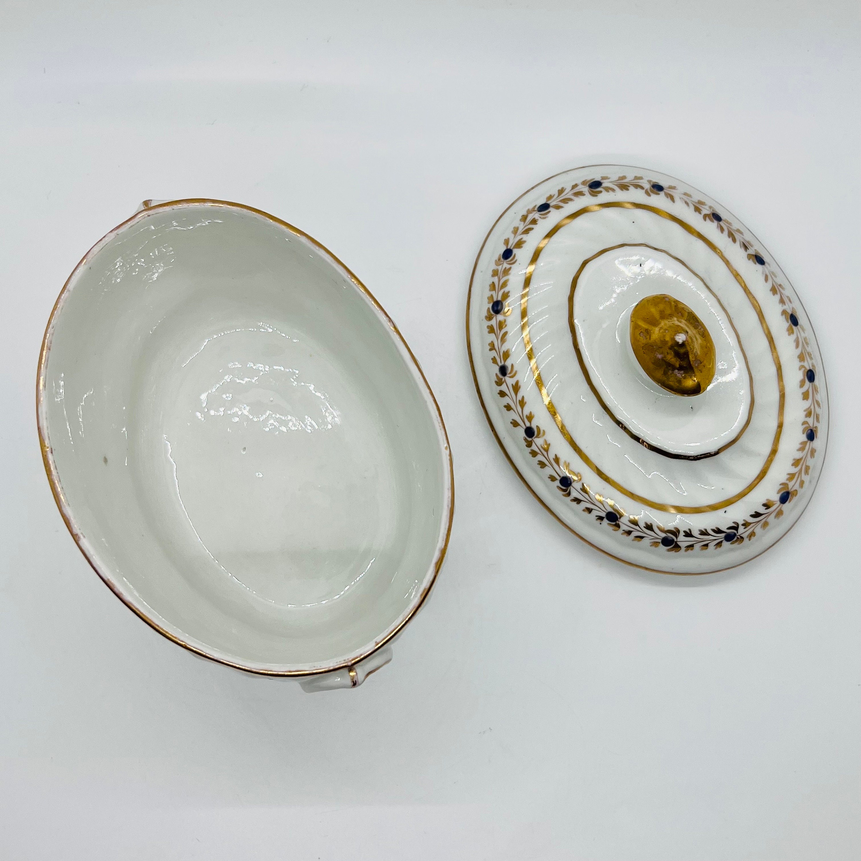 アンティーク英国製磁器の蓋付きボウル：金色の花柄、1793年頃～1880