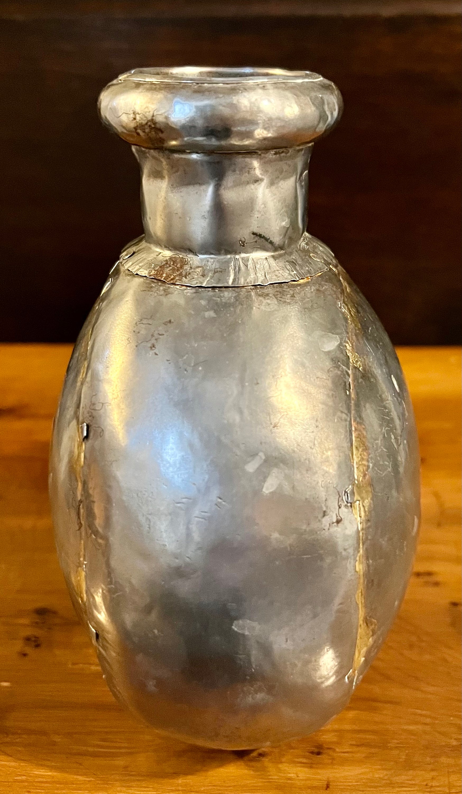 インド製アンティーク花瓶。熟練職人による純手作りで、卓越した技法が光る逸品です。 インド製アンティーク花瓶。熟練職人による純手作りで、卓越した