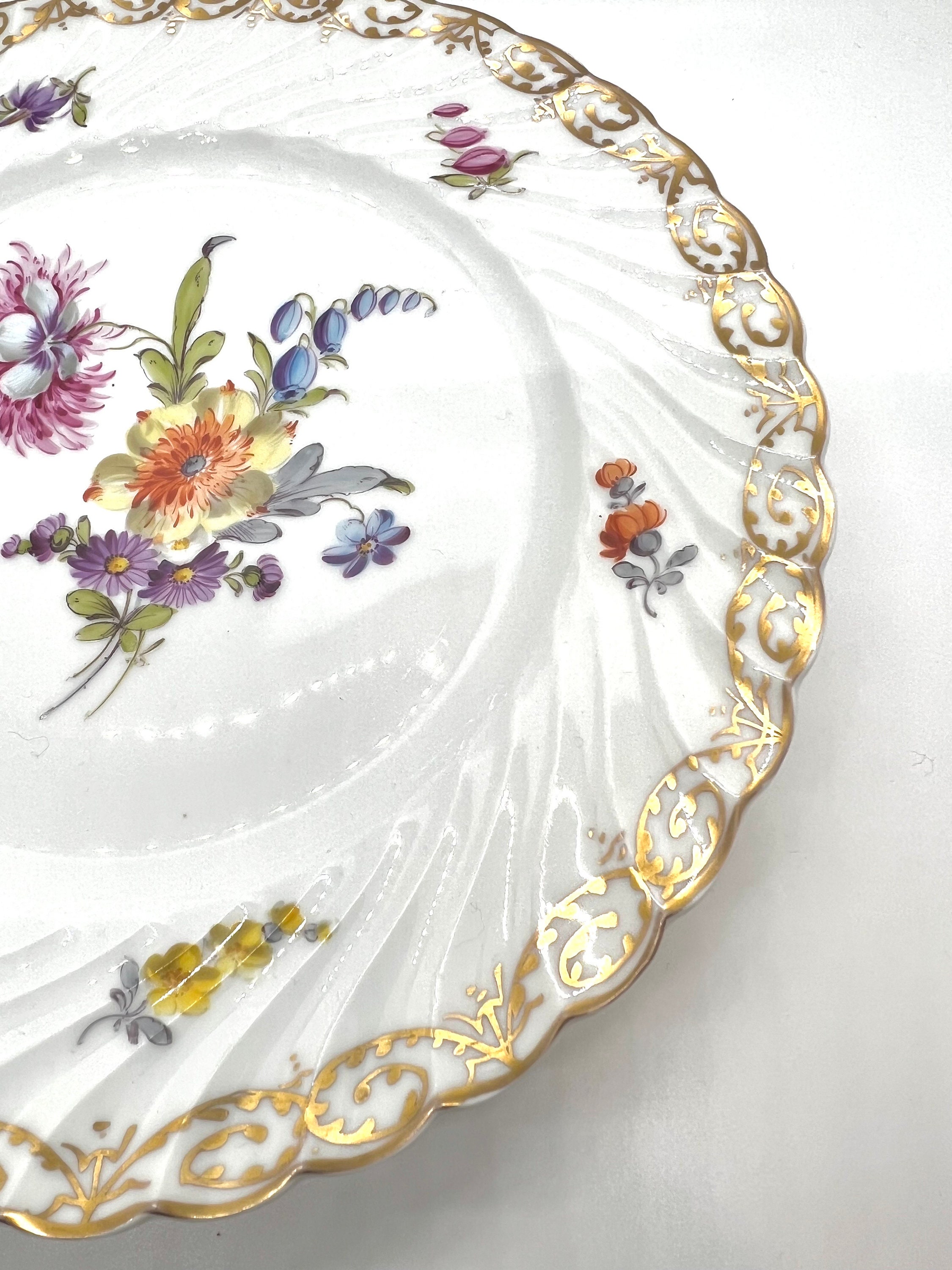 アンティークドレスデン磁器プレート：手描きの花柄コレクタープレート