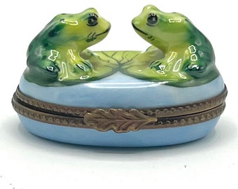 Vintage Limoges Frankrijk Love Frogs porseleinen doos, twee kikkers beeldjes pillendoosje, ovale doos peint main, kikker beeldje & ornolu scharnier,