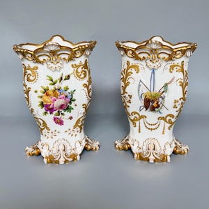 JACOB PETIT PORSELEIN Paar rococo-lekvazen / cachepotten, antieke handgeschilderde bloemen- en wapendecoratie, Fontainebleau, ca. 1840
