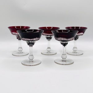 Vintage Rubinrot Champagner Coupés - Set mit 5 handgeschliffenen Kristallgläsern