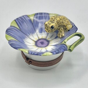 Vintage Limoges Dubarry porcelana rana estatuilla: Peint le Main Pill Box