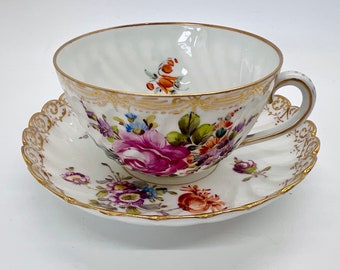 アンティークのドレスデン磁器カップ＆ソーサー：手描きの花柄ティー
