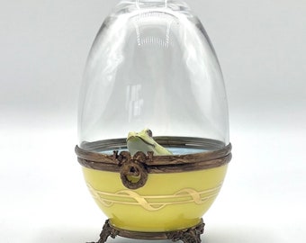 Rara Limoges Francia Rana en una porcelana Lily pad y huevo de vidrio, figura de rana de porcelana vintage en un huevo de porcelana con tapa de vidrio