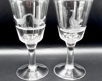 ANTIEKE GEËTSTE WIJNbekerglazen, Groot handgeblazen antiek glas versierd met parende gansscène, 20cm Hoogte - vintage huwelijksglazen