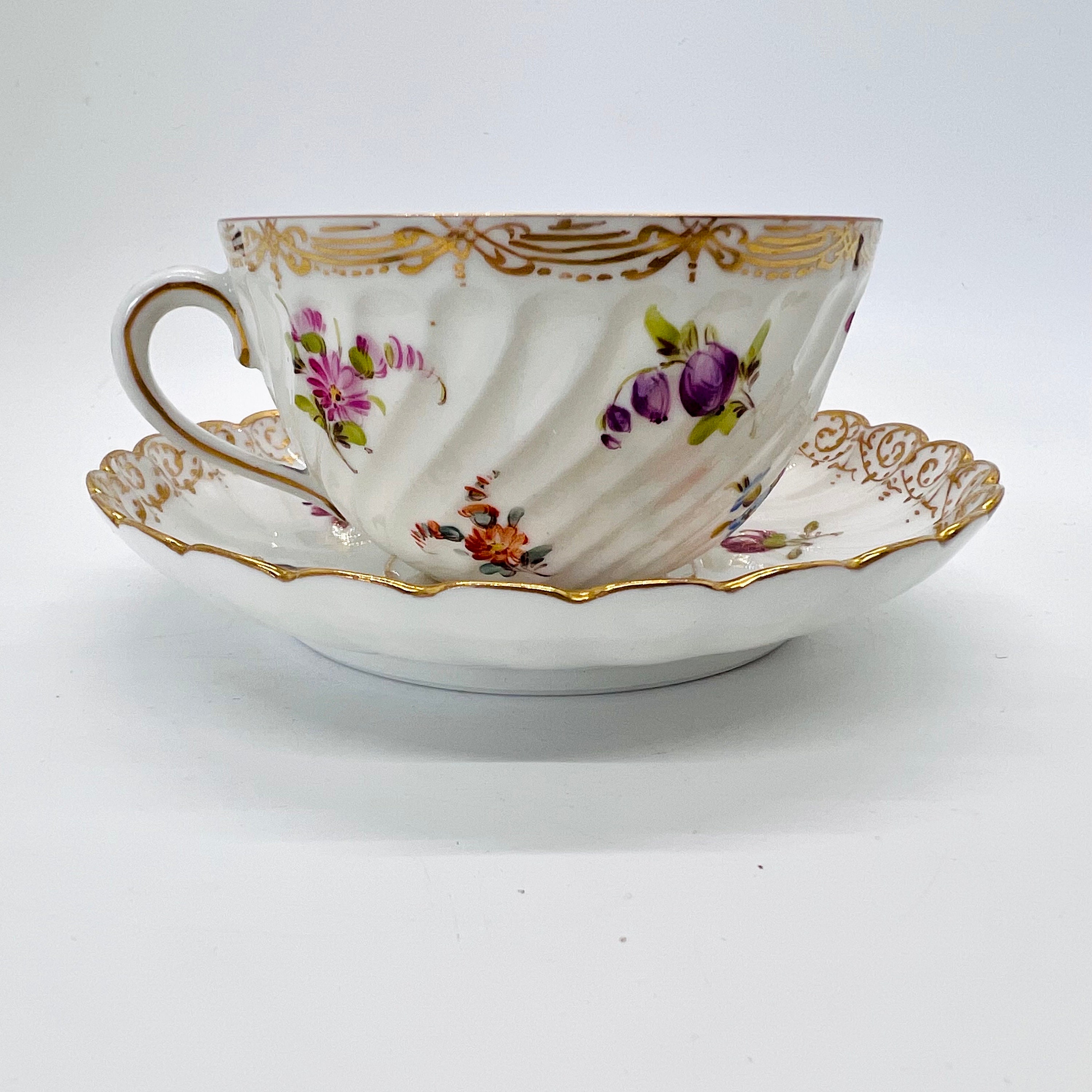 アンティークのドレスデン磁器カップ＆ソーサー：手描きの花柄ティー 