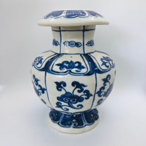 Rare Antique Chinese vase, MING STYLE Blue and White porcelain, Heavy Jingdezhen Porcelain, Xuande Marked, made in late Qing c.1880