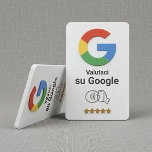 Könnte beinhalten: Zwei weiße rechteckige Schilder mit dem Google G-Logo in Rot, Gelb, Grün und Blau. Der Text lautet Valutaci su Google, ergänzt durch ein Symbol für kontaktloses Bezahlen und fünf goldene Sterne in einer Reihe.