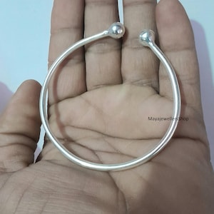 Handgjort sterlingsilverarmband med bollmoment: Stapelbart armband