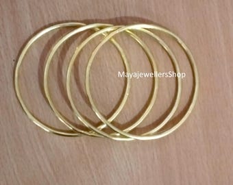 Lot de quatre bracelets joncs fins plaqués or 18 carats