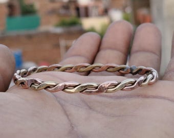 ツイスト銅と真鍮のバングル：ユニークな編み込みブレスレット