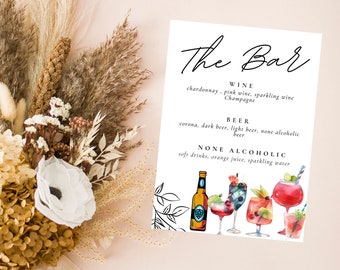Op de afbeelding: Een wit bord met zwarte tekst waarop 'The Bar' staat en de beschikbare dranken worden vermeld: Wijn, Bier en Alcoholvrij. Het bord is versierd met een aquarelillustratie van verschillende dranken, waaronder bier, wijn en cocktails.