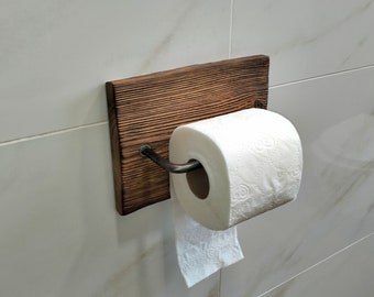 Alter Toilettenpapierhalter aus Holz. Rustikales Badezimmer Dekor. Toilettenpapierhalter aus Holz