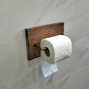 Porta carta igienica da parete in legno con trave vecchia. Arredamento bagno rustico. Porta carta igienica in legno