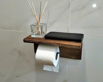 Porta carta igienica in legno con ripiano. Decorazione rustica per il bagno. Realizzato a mano in legno di recupero. Mensola del bagno