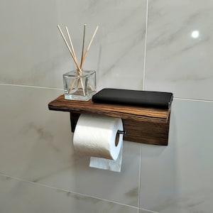 Porta carta igienica in legno con ripiano. Decorazione rustica per il bagno. Realizzato a mano in legno di recupero. Mensola del bagno