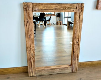 Specchio rustico in legno: cornice realizzata a mano in pino riciclato.