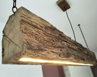 Lámpara colgante LED con viga de madera de roble. Candelabro de madera. Lámpara Led Colgante Rústica. Luminaria con vigas de madera. Lámpara sobre la mesa del comedor