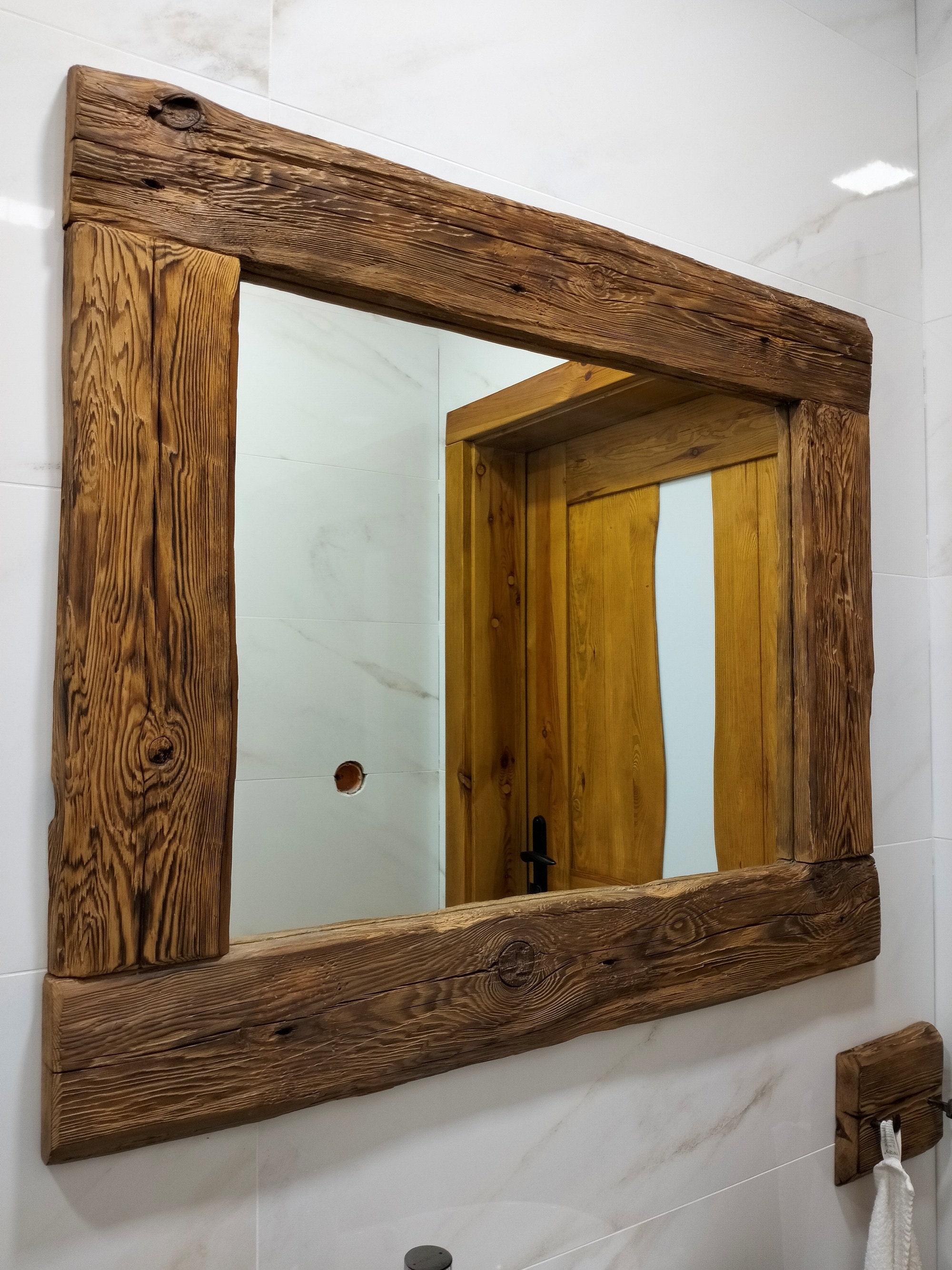 Specchio da parete in legno naturale. Specchio in legno rustico. Cornice  retrò realizzata a mano. Cornice in legno sospesa. Vecchio legno. Amore,  dolce -  Italia
