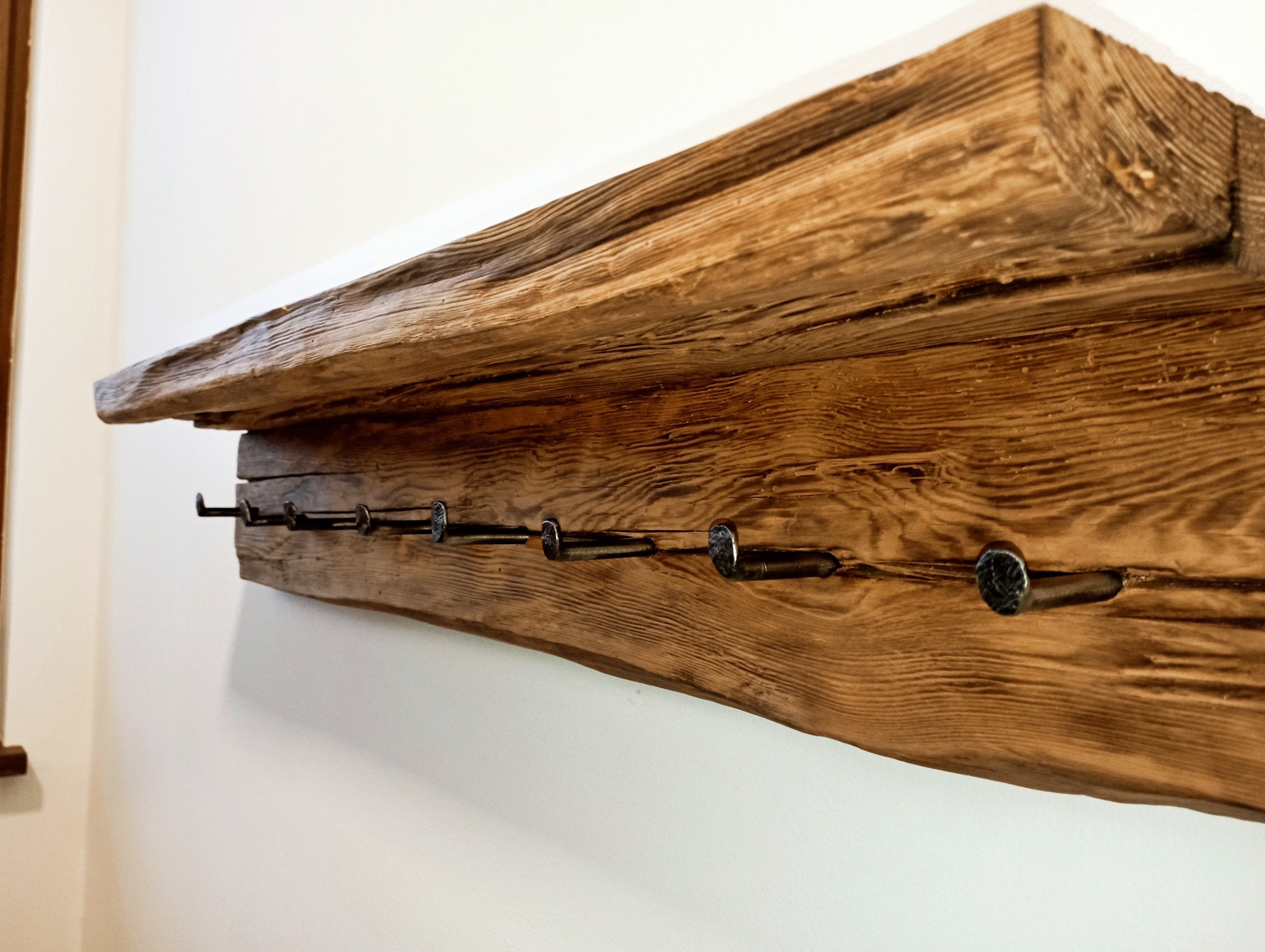 Holzgarderobe
