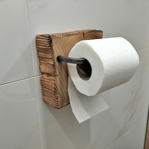 Porta carta igienica da parete in legno con trave vecchia. Arredamento bagno rustico. Porta carta igienica in legno