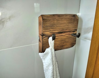 Portasciugamani da parete in legno con trave vecchia. Portasciugamani rustico. Appendiabiti. Decorazione del bagno