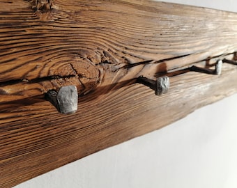 Vecchio appendiabiti da parete in legno rustico con travi. Appendiabiti, appendiabiti. Gancio per asciugamano. Scaffale da muro. Organizzatore dell'ingresso. Appendino artigianale, chiavi, asciugamano,