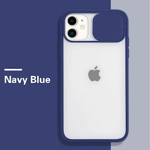 Può includere: Una custodia per telefono blu navy con retro trasparente e una copertura per l'obiettivo della fotocamera rialzata. La custodia ha una finitura testurizzata e presenta il logo Apple sul retro.