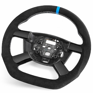 Puede incluir: Volante negro con textura similar a la gamuza y costuras blancas. El centro es negro brillante y tiene una franja azul. Diseño moderno y deportivo.