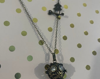 Collar con medallón de búho, cadena de bronce con candado y llave